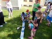 Společné odpoledne rodičů a dětí - natírání popelnic